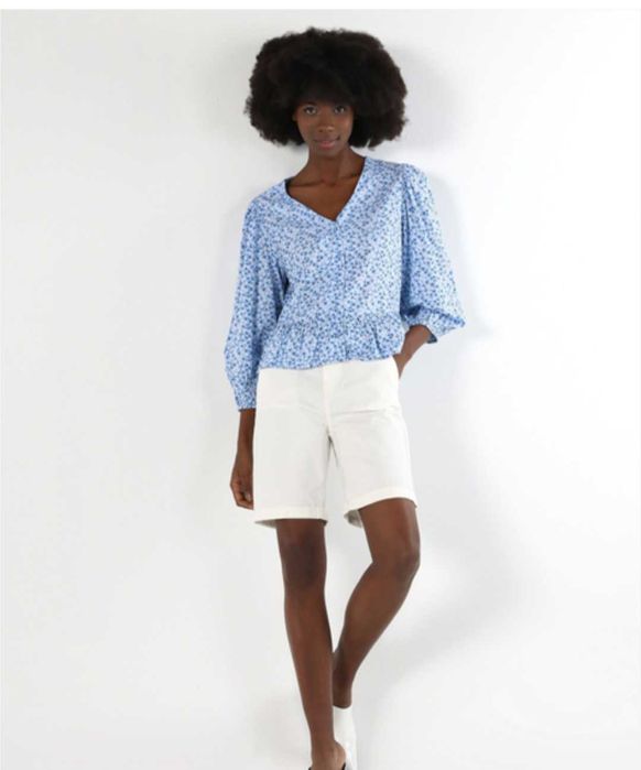 Нежно голубая блуза