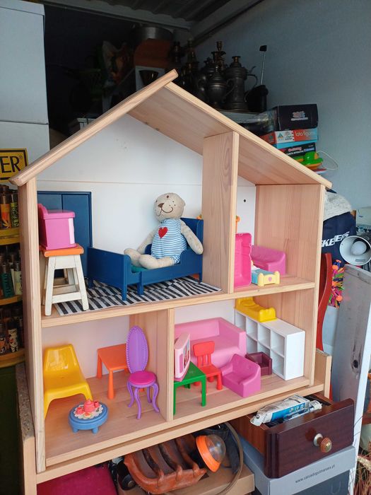 Casa para bonecas em madeira com acessórios