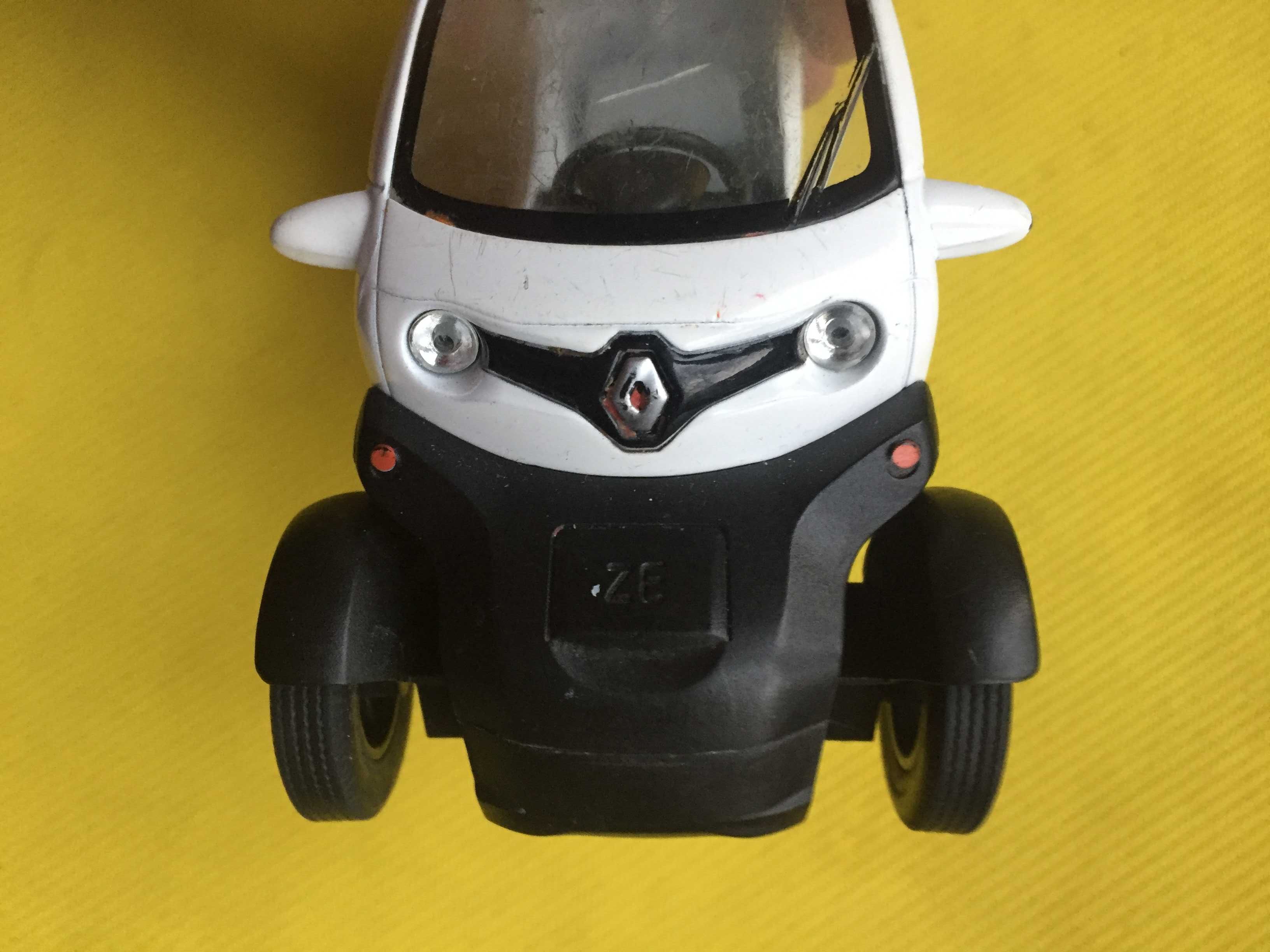 Модель автомобиля Reno Twizy 1:18.