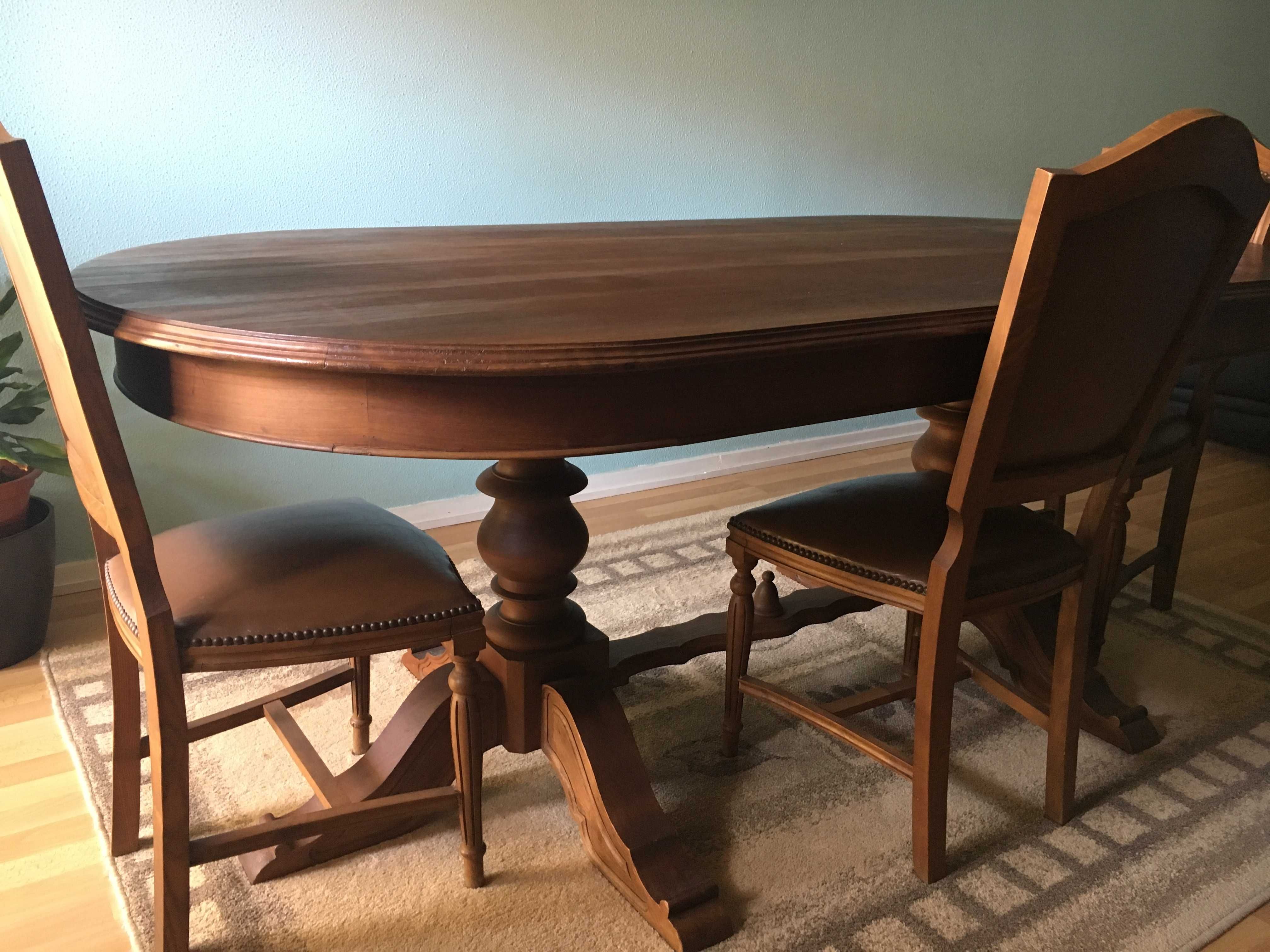 Mesa de jantar e cadeiras