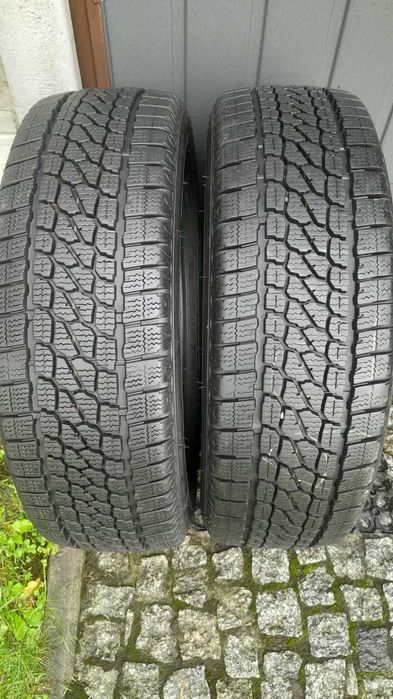 dwie opony zimowe dostawcze Firestone 215/65/16C