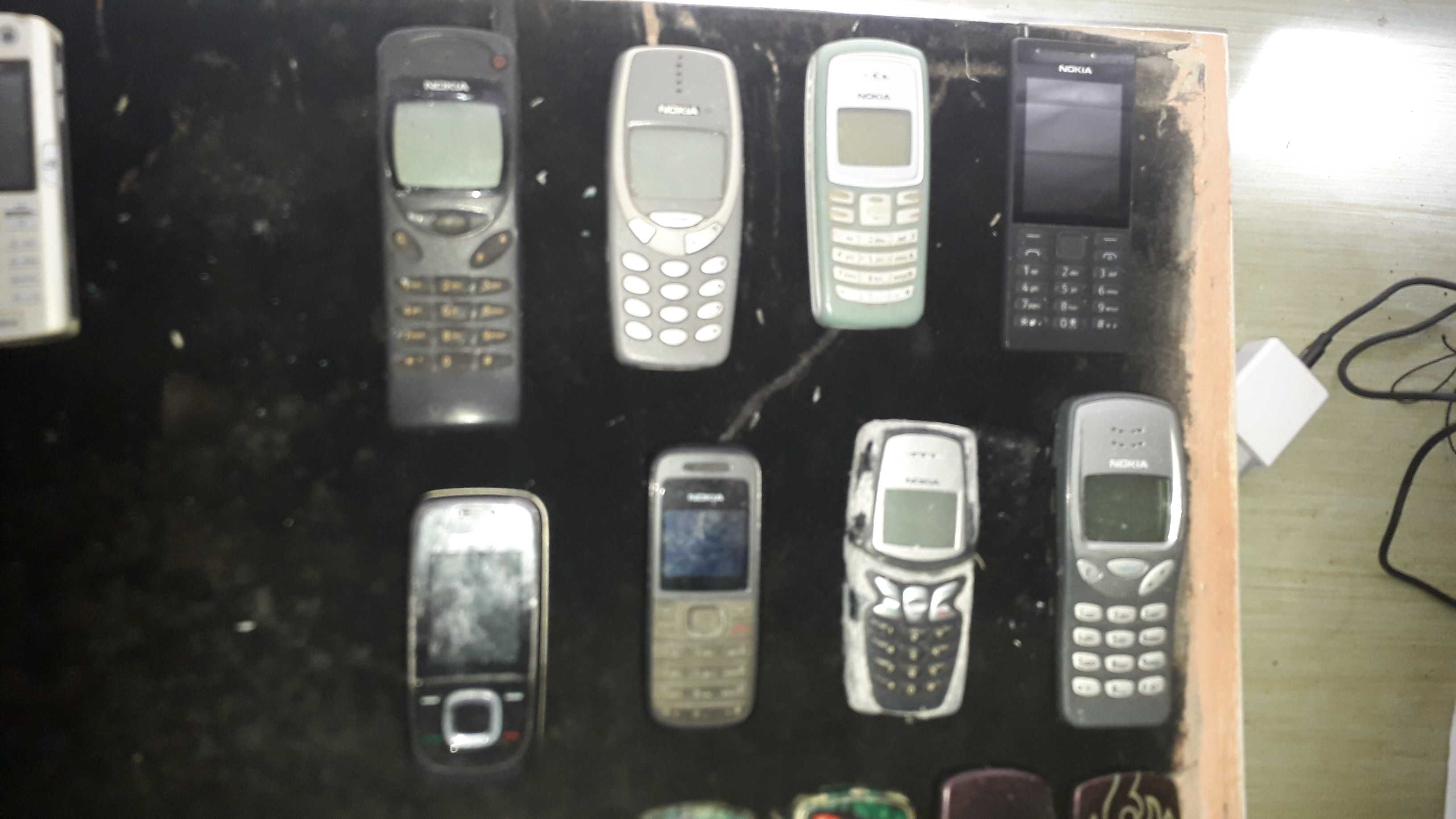 7 telemoveis nokia antigos e 2 sony erikson