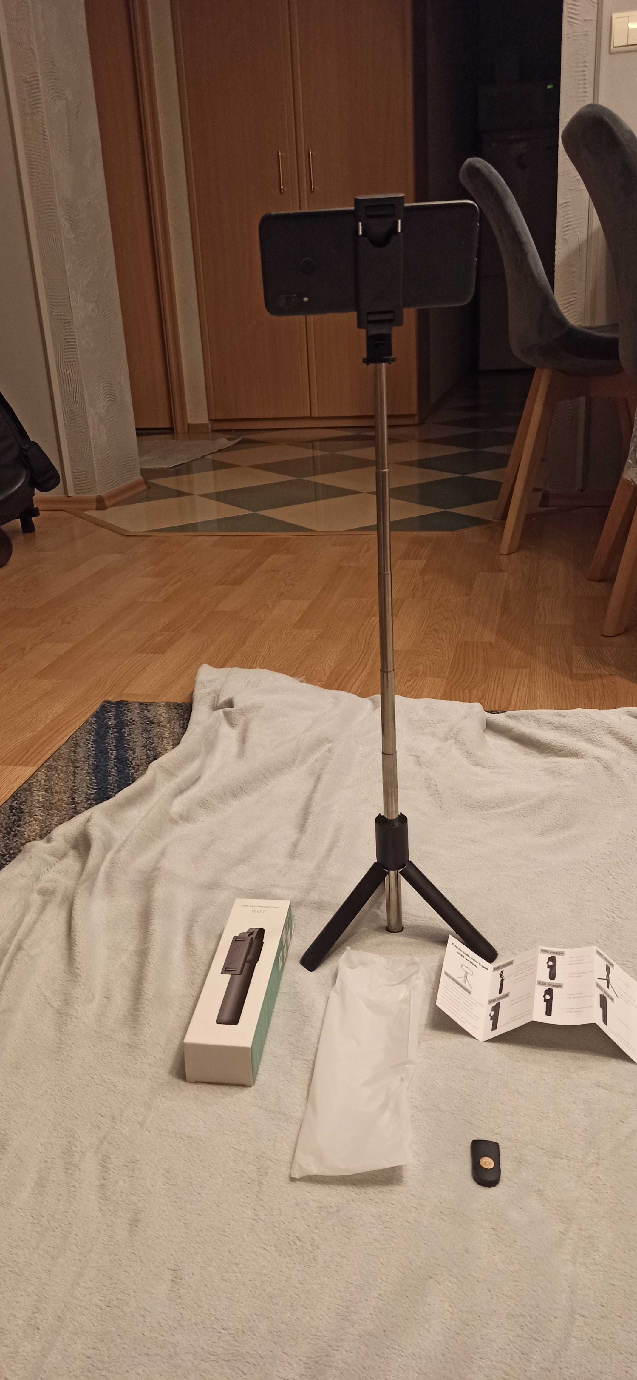 Selfie stick/statyw do telefonu z osobnym przyciskiem bluetooth