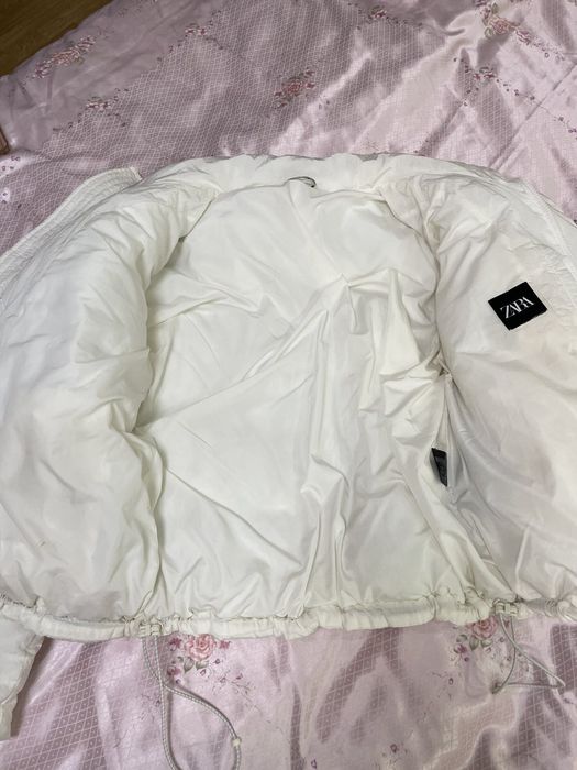 Пуховик біло-молочний бренд  Zara