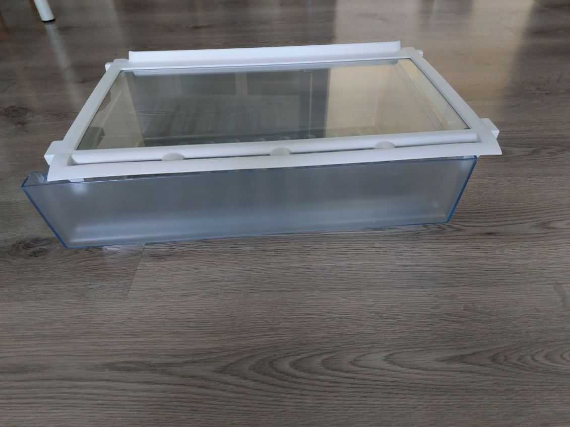 Do lodówki Elektrolux szuflady, półki, balkoniki na drzwi oryginalne.