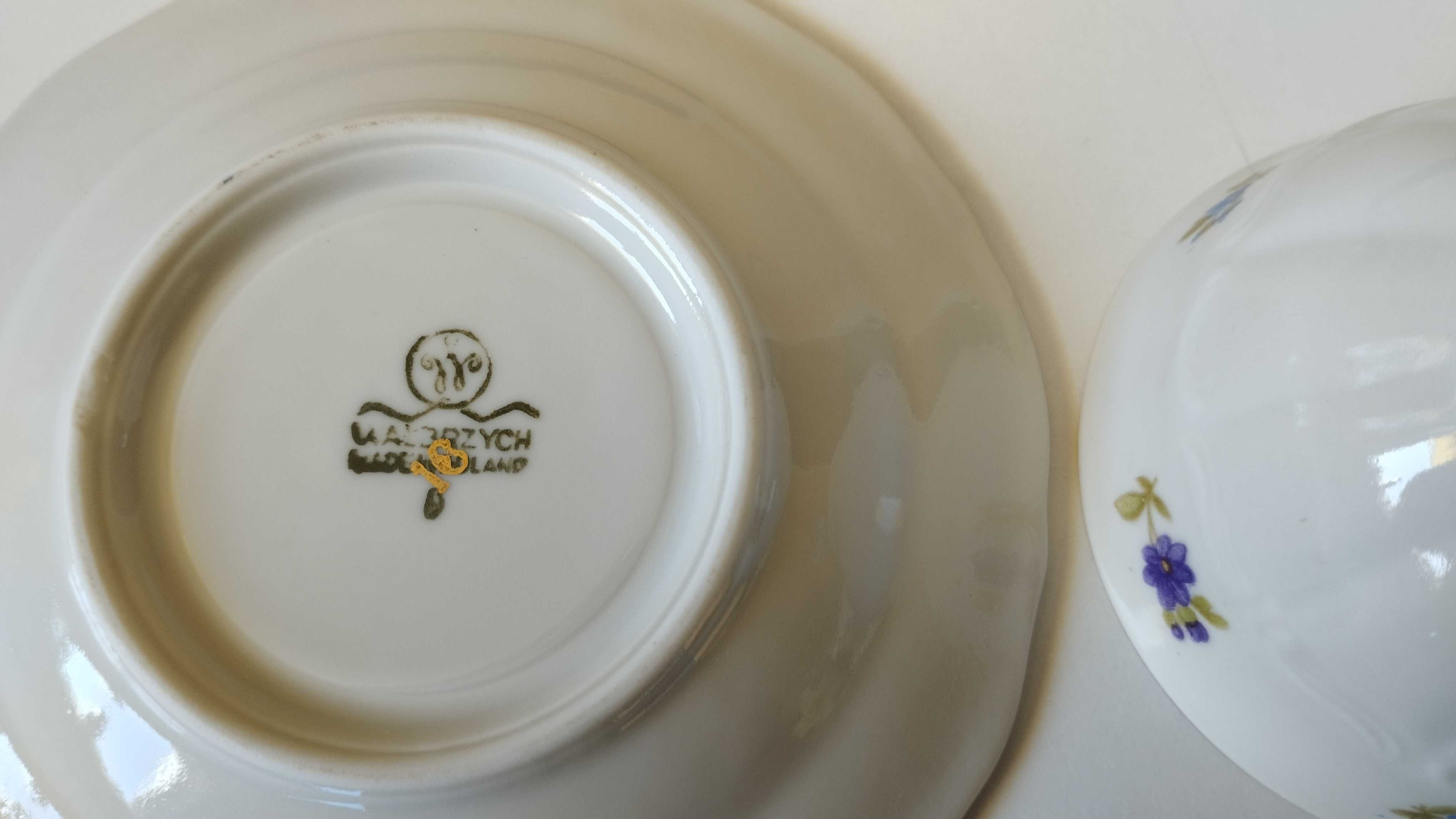 porcelanowe filiżanki z talerzykami do espresso