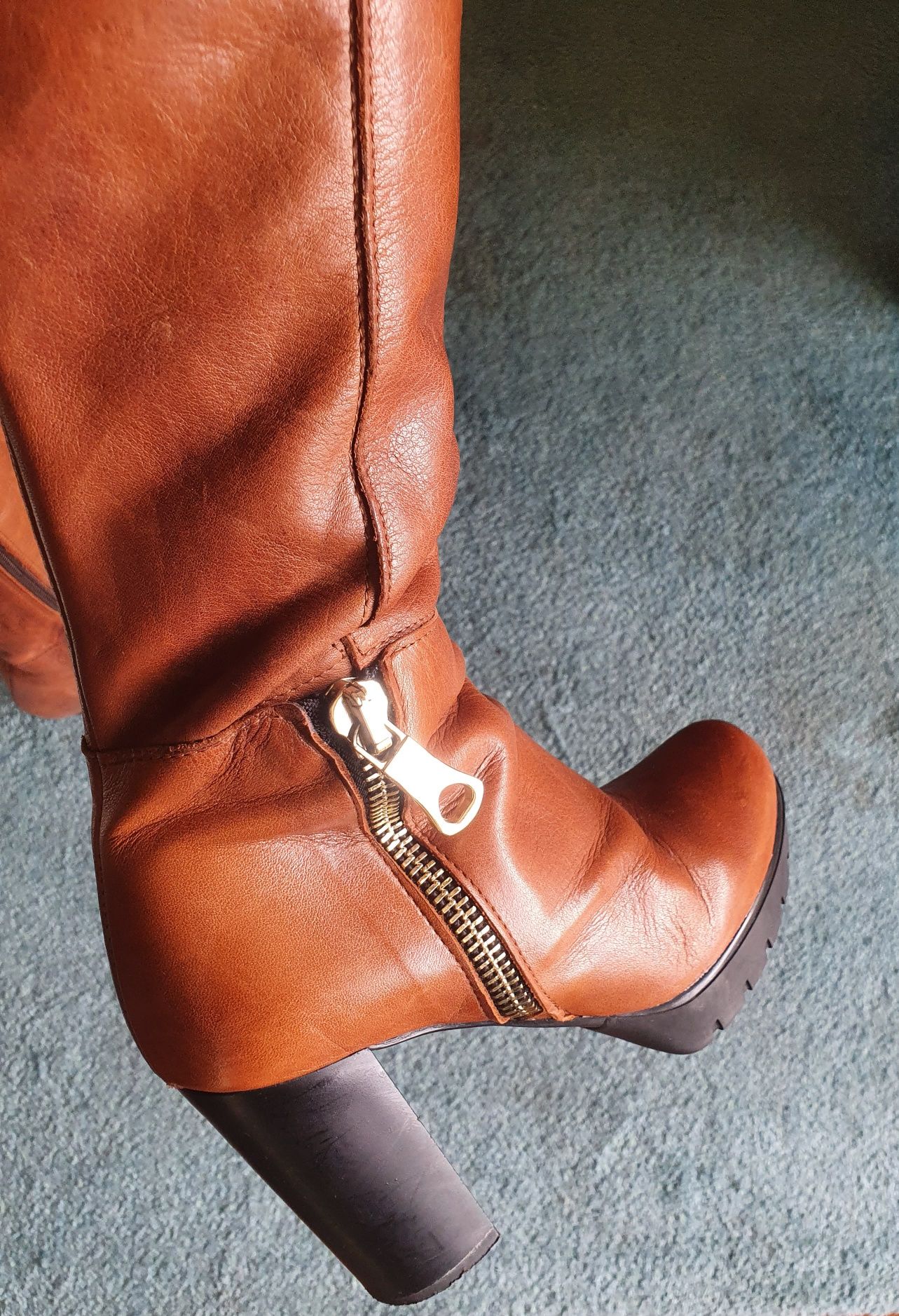 Botas cano alto em pele cor camel.