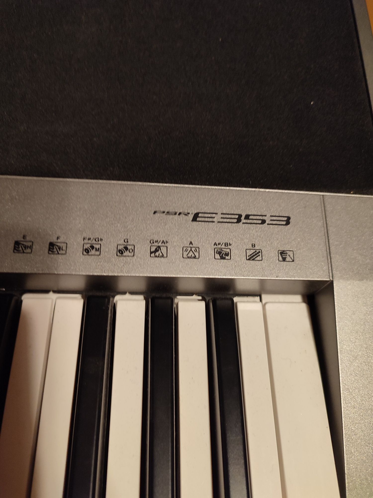 Keyboard pianino Yamaha PSR E353 z akcesoriami, stojakiem i futerałem