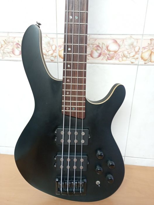 Vendo baixo Cort C4H , mais amplificador de baixo , tudo impecável