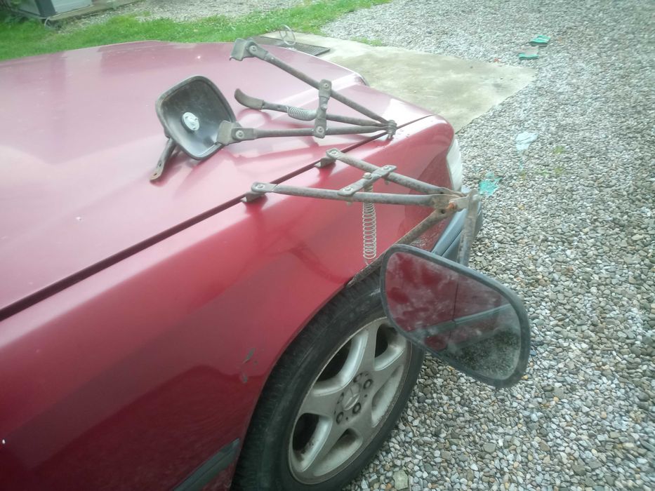 Lusterka zewnętrzne do przyczepy kempingowej.