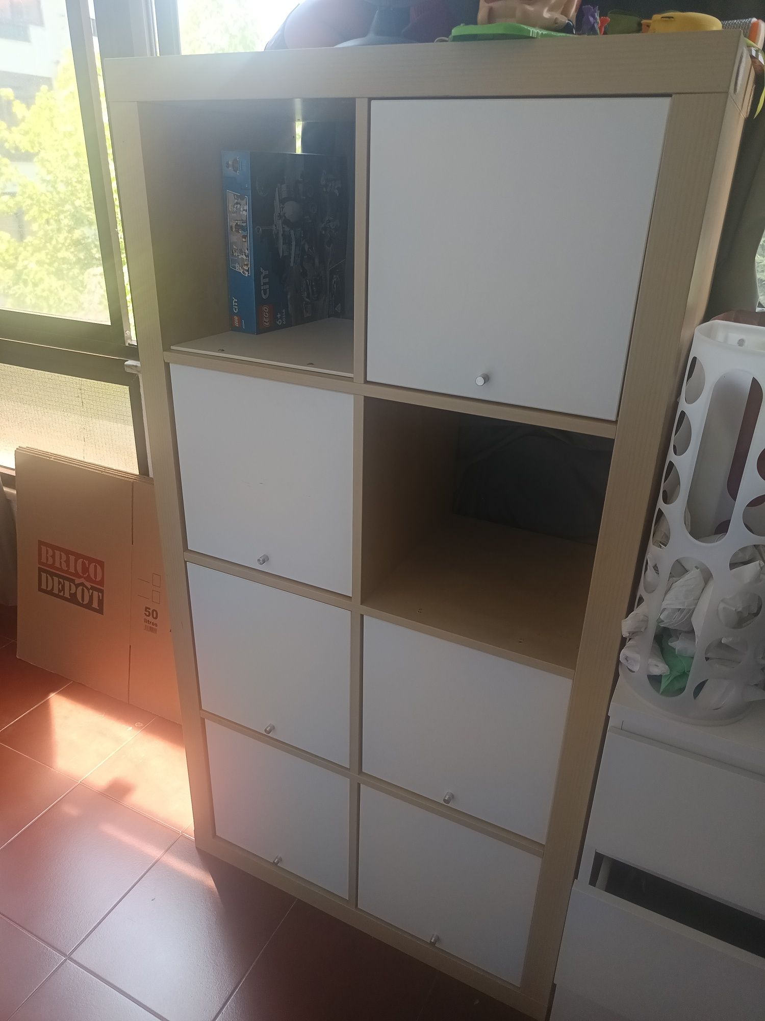 Móvel de portas e prateleiras