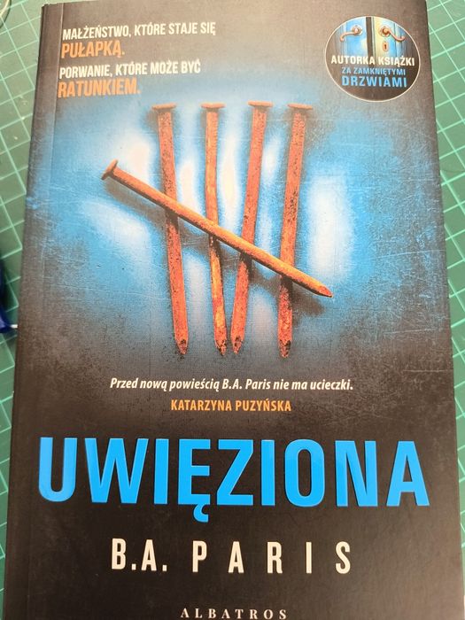 Uwięziona, B.A. Paris,  książka bestseller