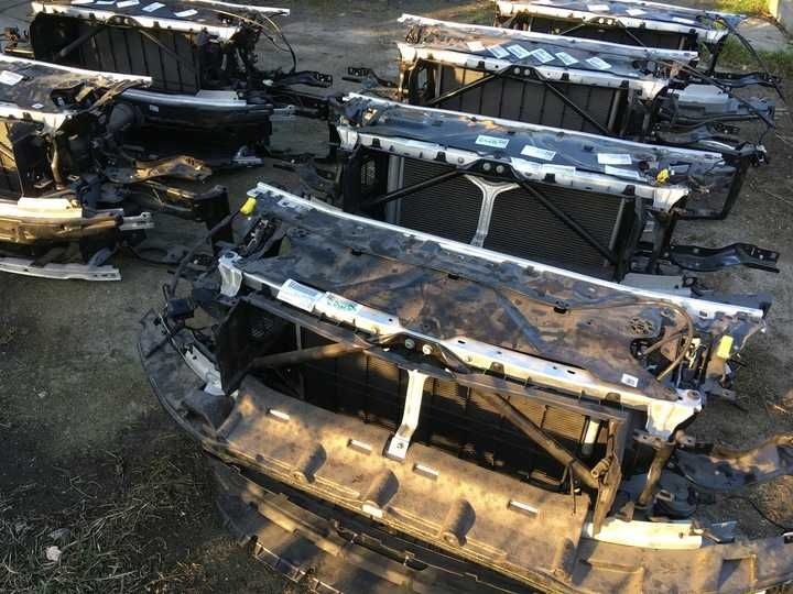 BMW 8 G16  Передня панель, телевізор