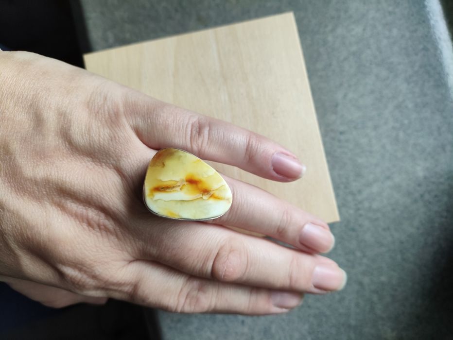 Srebrny pierścionek z bursztynem regulowany srebro