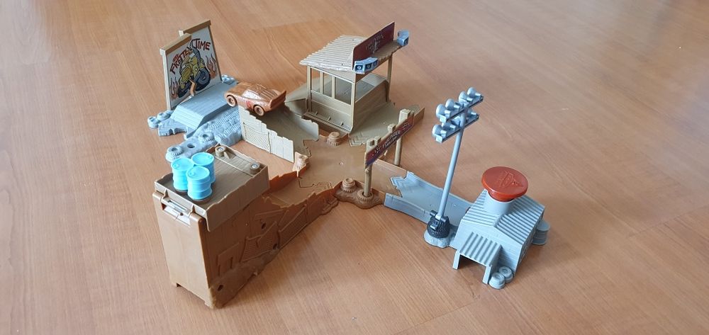 Tor z wyrzutnią Mattel + ubłocony Zygzak McQueen z bajki Auta Cars