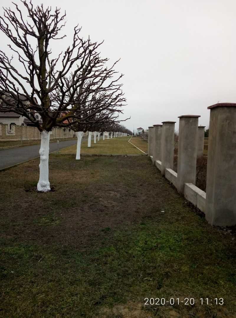 Коробка дома рядом с трассой