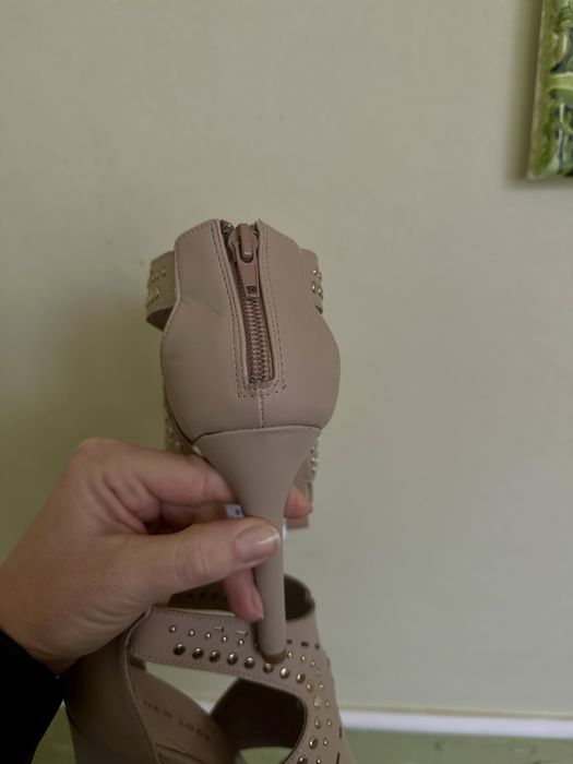 Босоніжки, туфлі