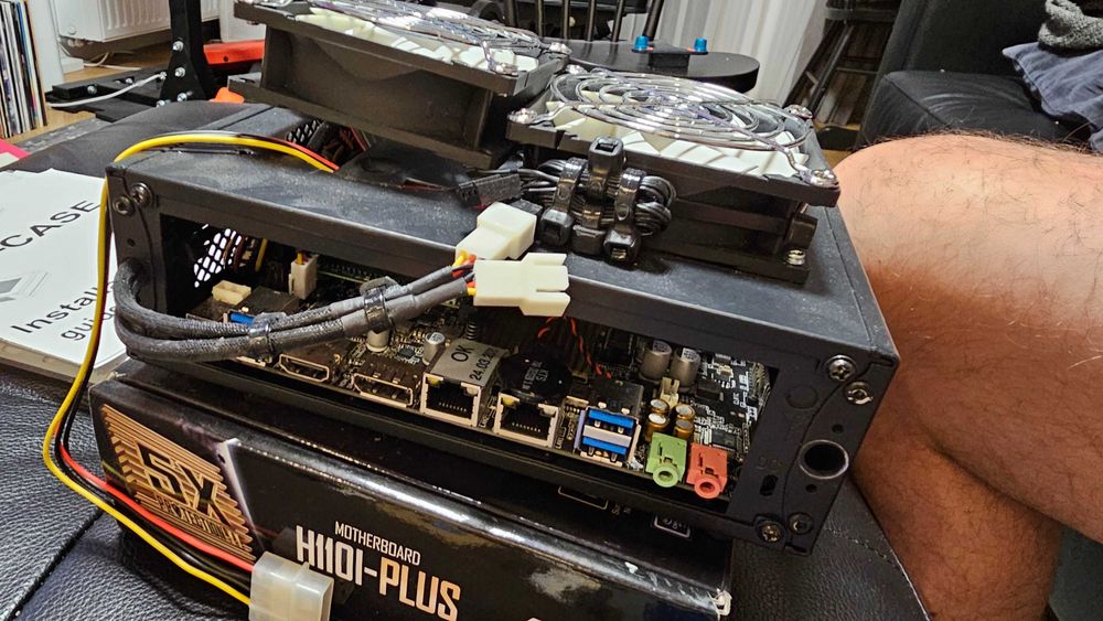 Chieftec microITX IX-CASE + ASUS H110I PLUS 2xLAN + Celeron