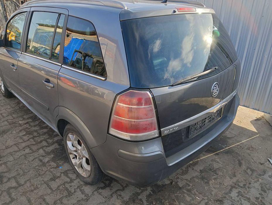Opel Zafira B- Części - Drzwi / maska / błotnik / klapa / lampa / inne