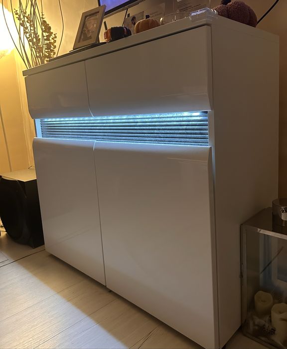 Biala komoda z oświetleniem LED