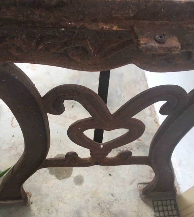 Mesa de ferro fundido antiga,lindíssima