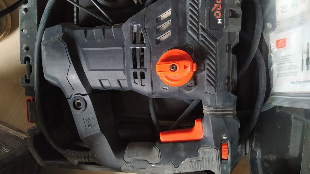 Перфоратор Дніпро М ВН - 20  , як новий лише просвердлив декілька отво