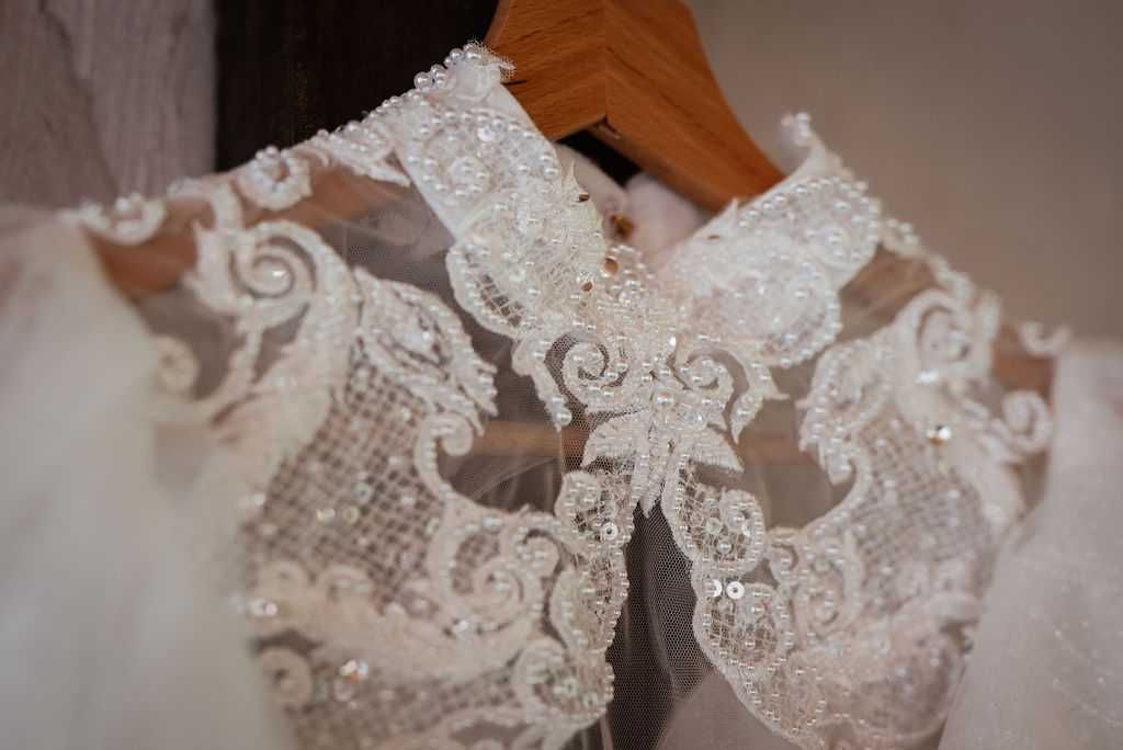 Suknia ślubna z perełkami - bogato zdobiona, kilka warstw tiulu