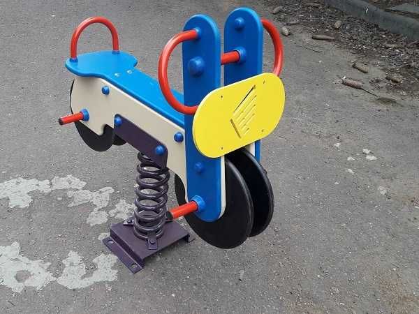 Гойдалка на пружинці, дитячий майданчик