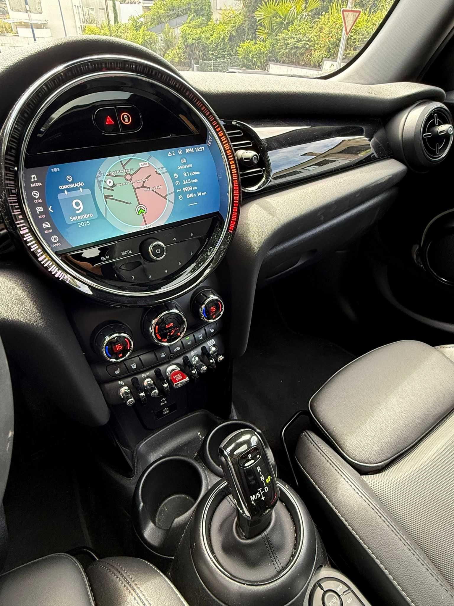 MINI Cooper Premium Plus Classic (F55) LCI 2 - 5 Portas - Preto