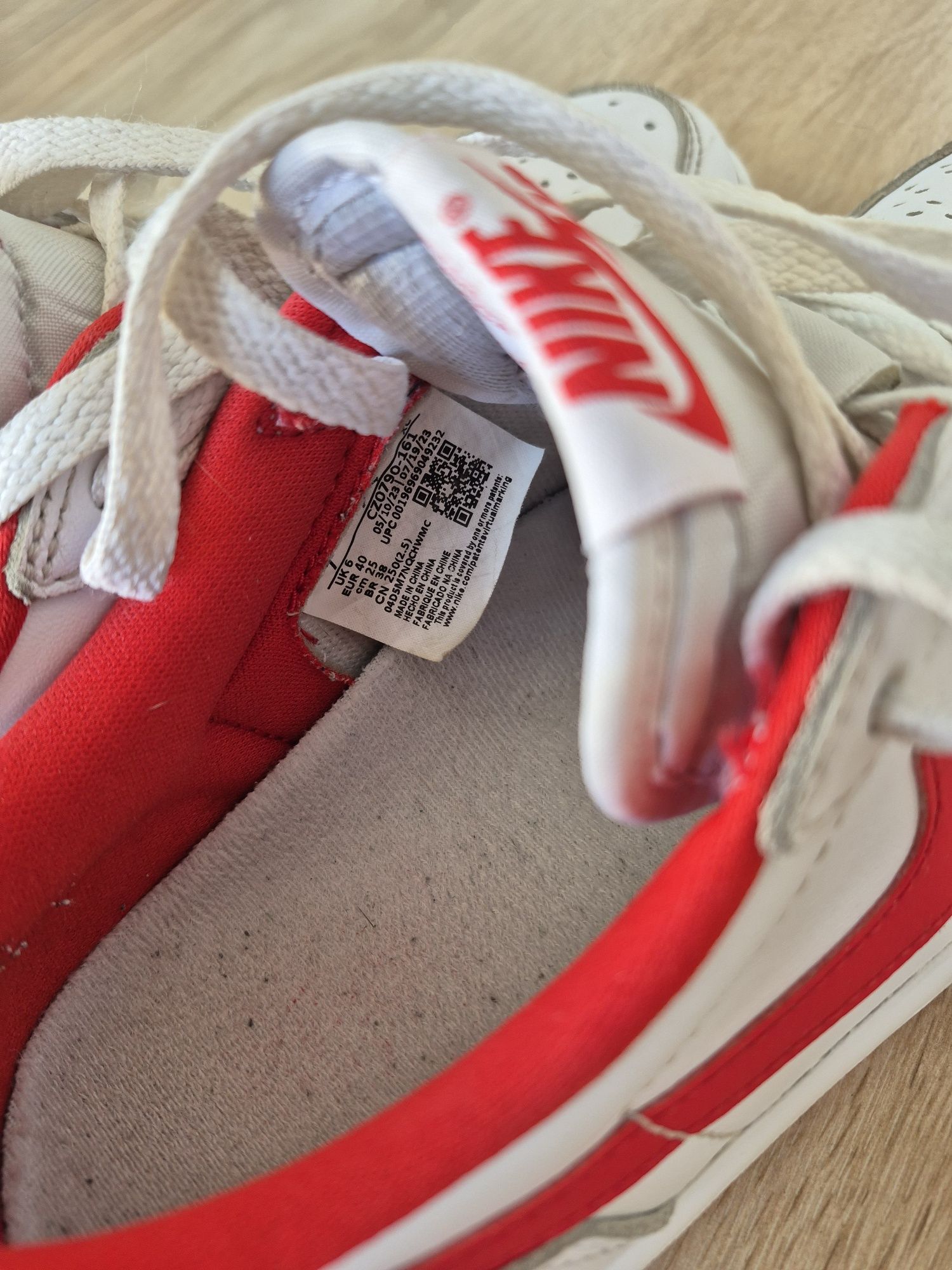Nike Air Jordan 1 Retro Low biełe czerwone r.40