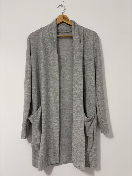 Szary sweterek kardigan z kieszeniami Reserved