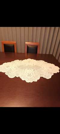Pano de mesa com 90×58 cm em croché.