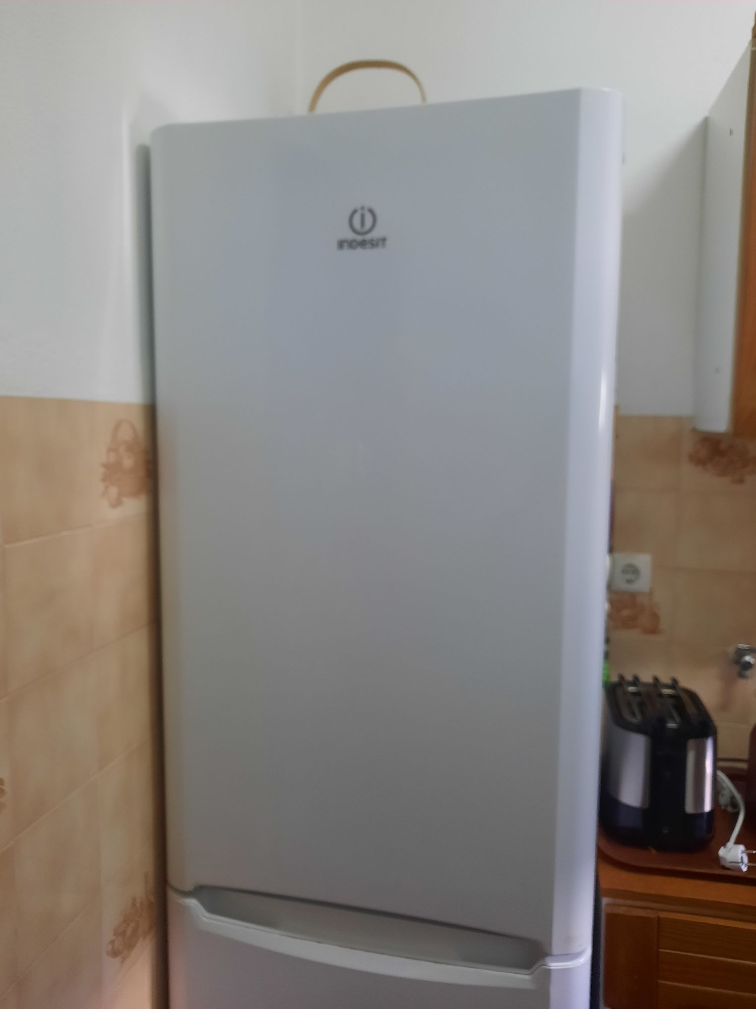 Frigorífico Indesit, a funcionar