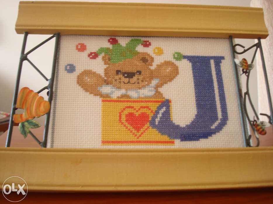 Moldura com bordado letra J