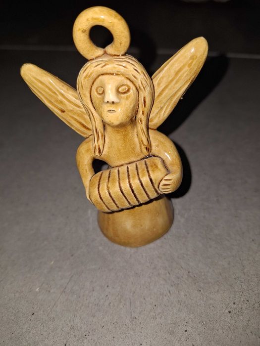 Imagem o "Anjo" de Júlia Ramalho.