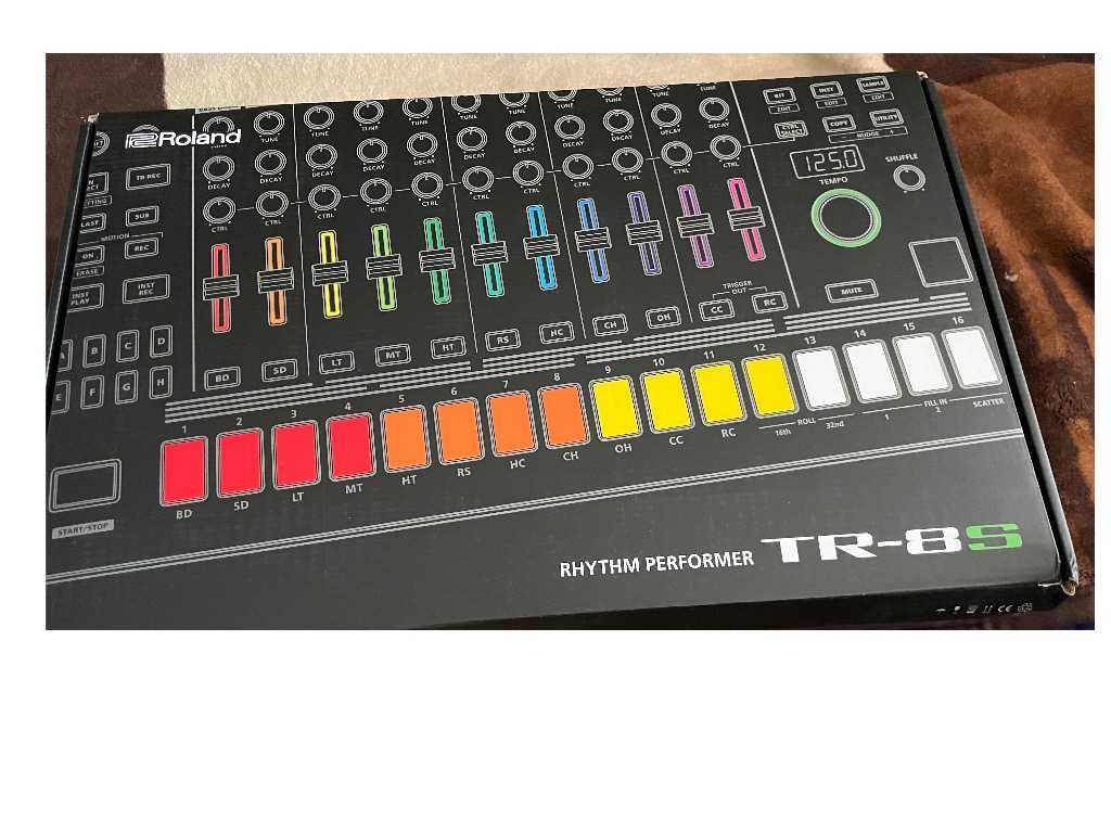 Pudełko karton po Roland TR-8S