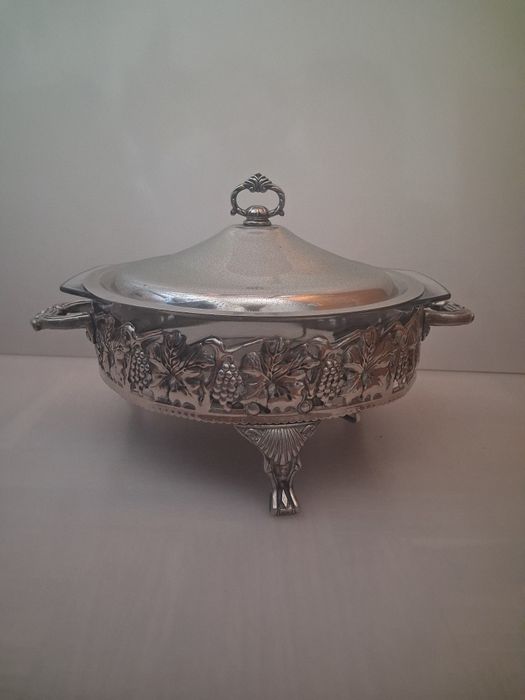 Antiga Terrina com Pyrex e Tampa em Casquinha