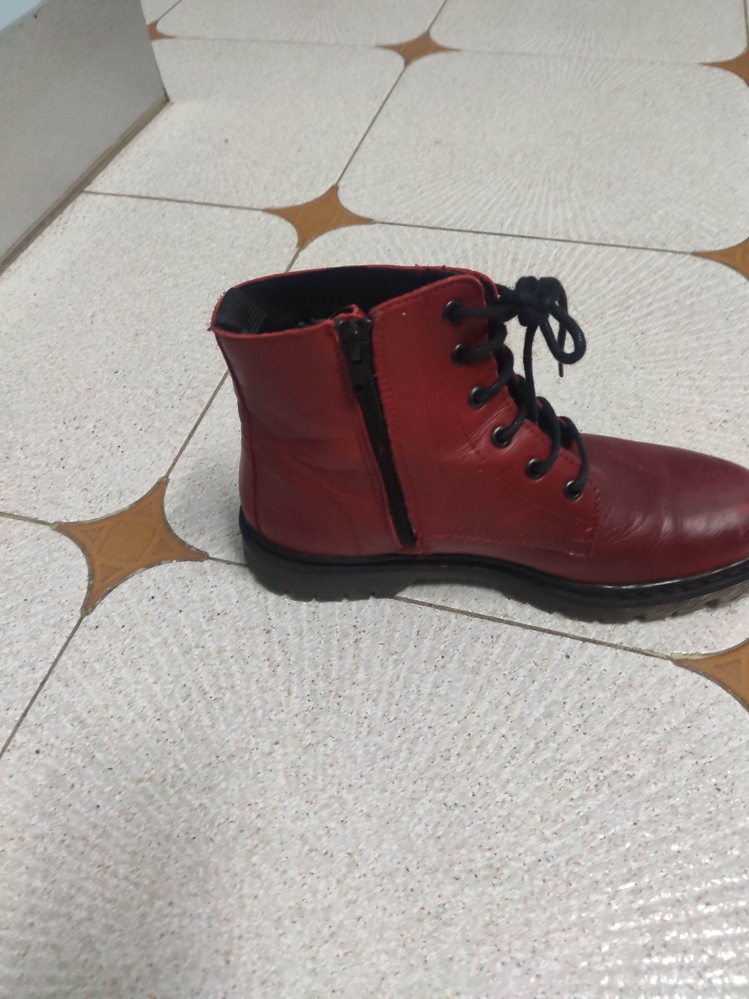 Botas vermelhas  com atacadores n 38 - 30€ e fecho novas