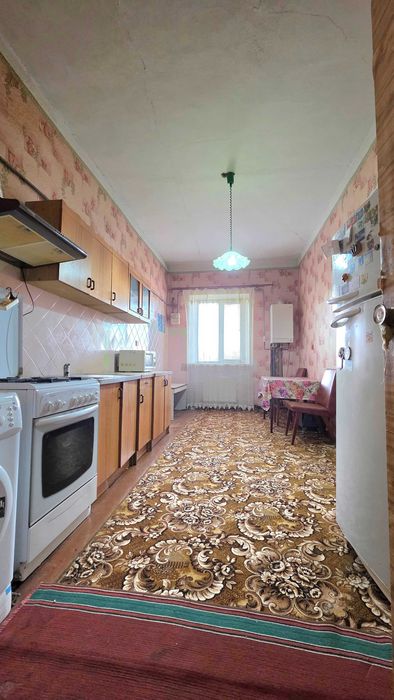 Затишна Велика 3-кім. квартира з косметичним ремонтом.