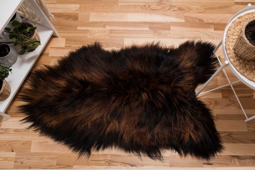 Skóra Owcza Długi Włos Czarna z Płomieniami Piękne Skóry Naturalne