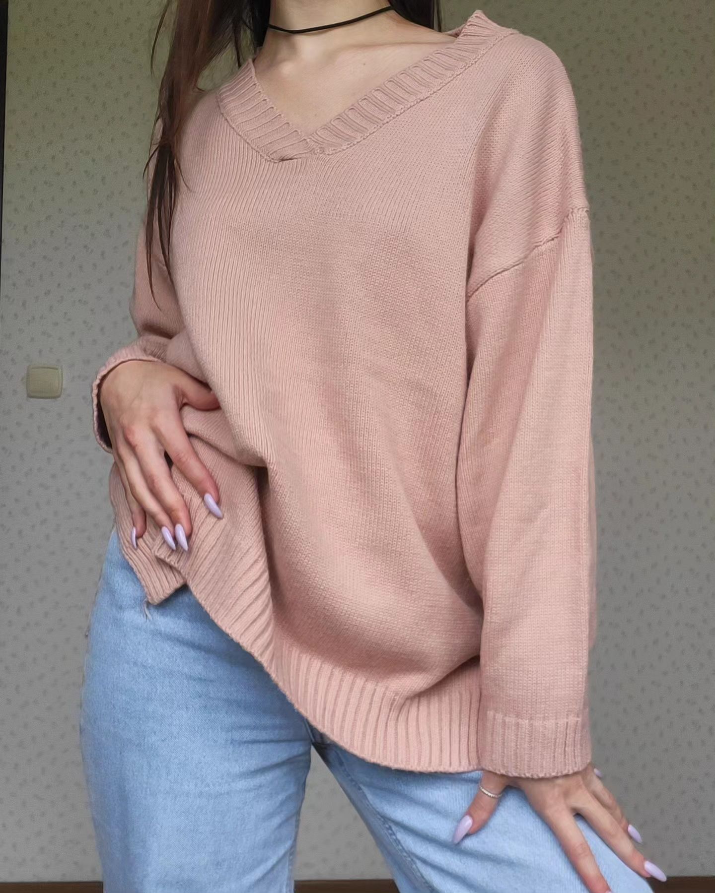 рожевий светр з вирізом