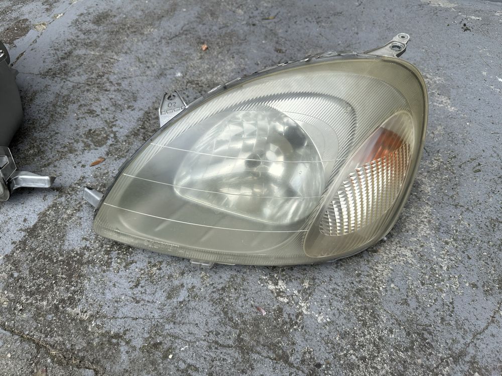 Lampy przód Toyota Yaris 1 gen