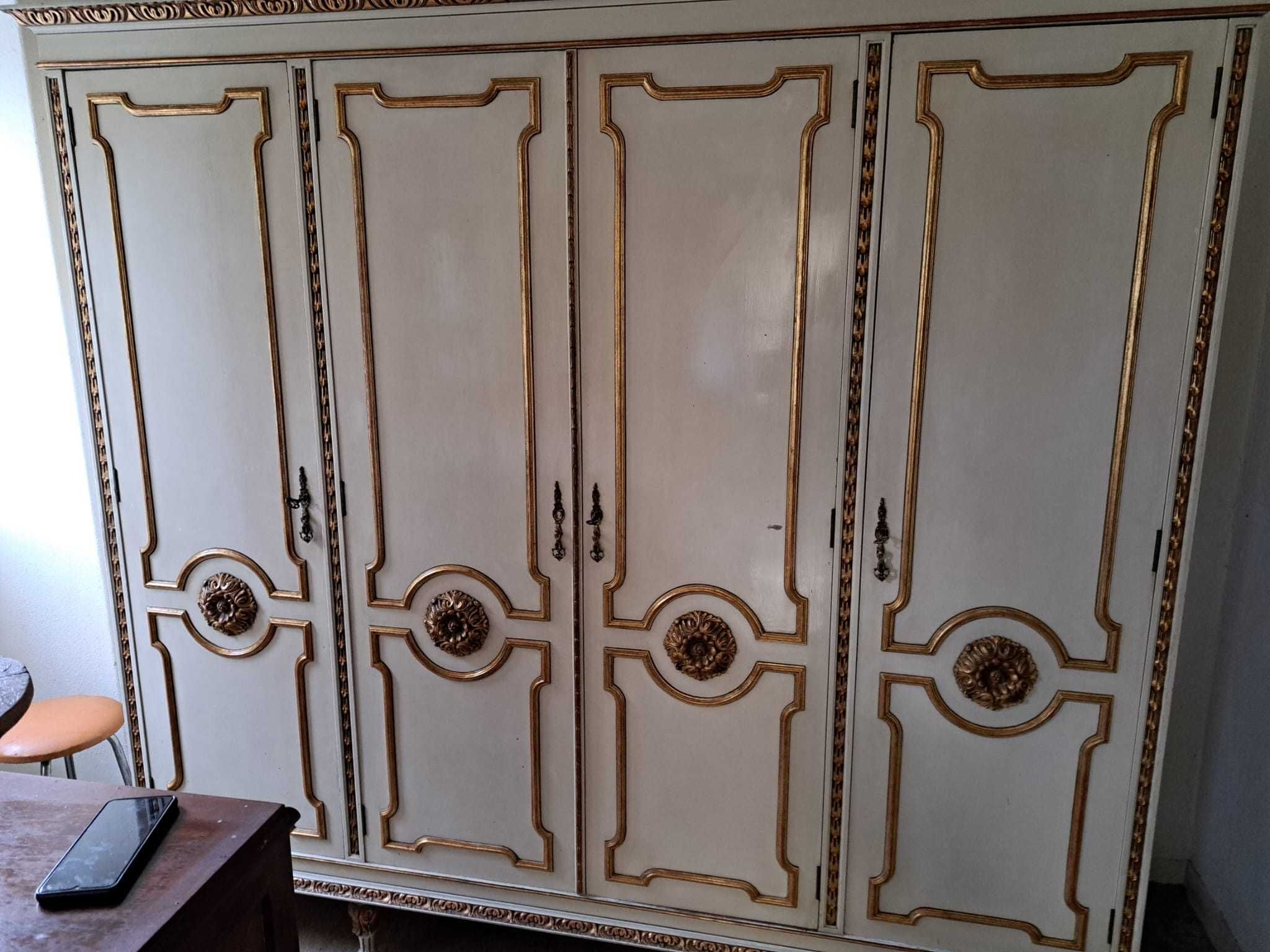 Armário de madeira pintada, com quatro portas, em estilo clássico