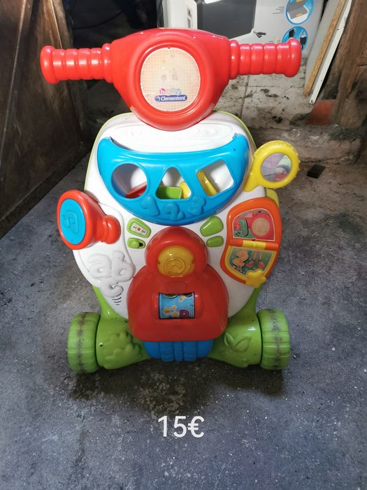 brinquedos de bebé e cadeira de refeição