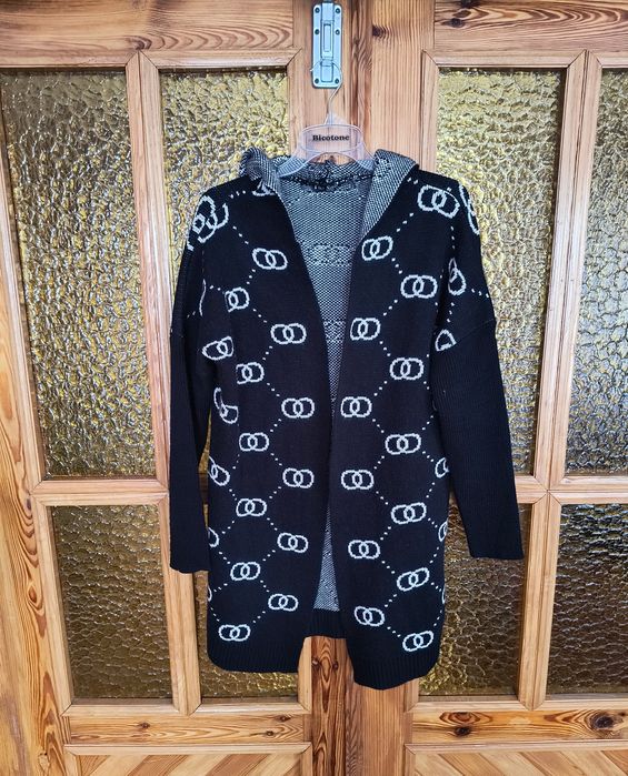 Długi czarny kardigan z białym geometrycznym wzorem, rozmiar L-XL The