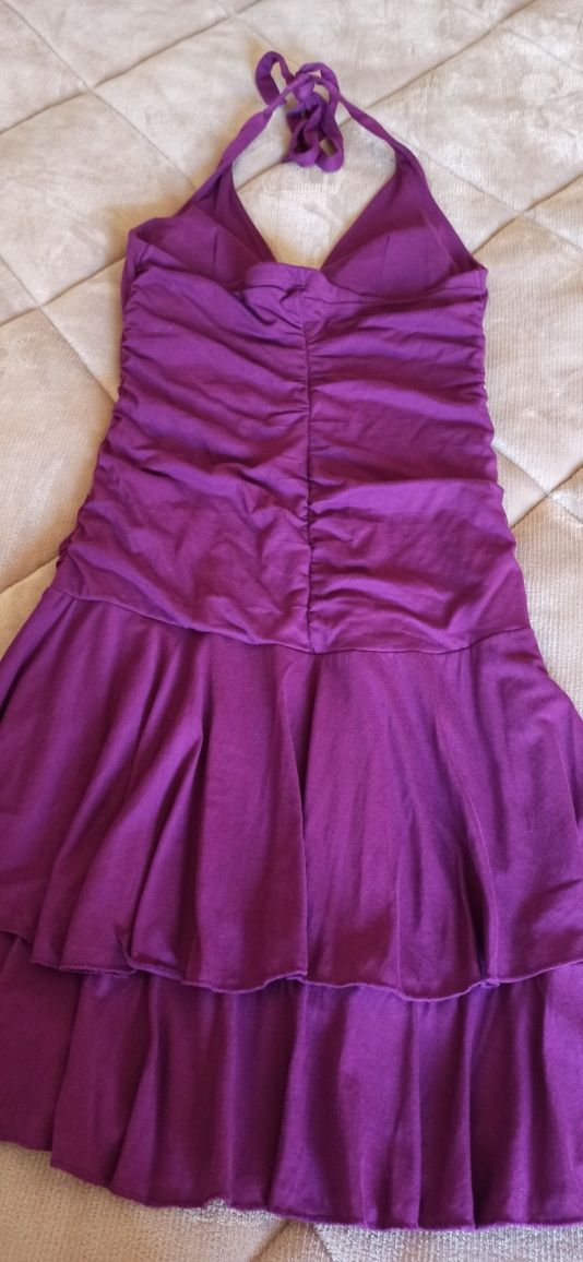 Vestido roxo abaixo do joelho