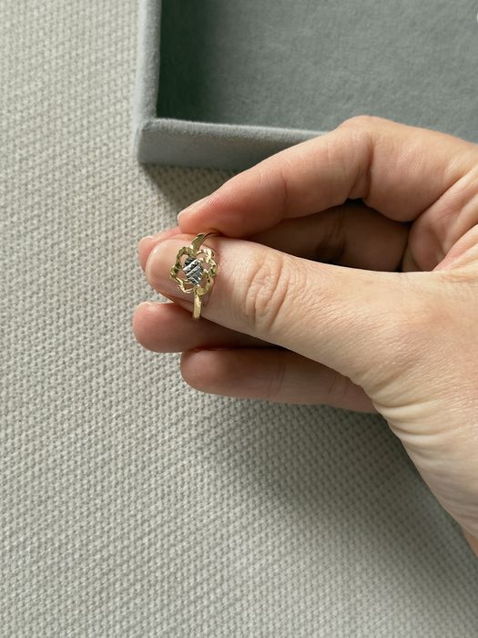 Złoty pierścionek z kwiatkiem i białym złotem w próbie 585