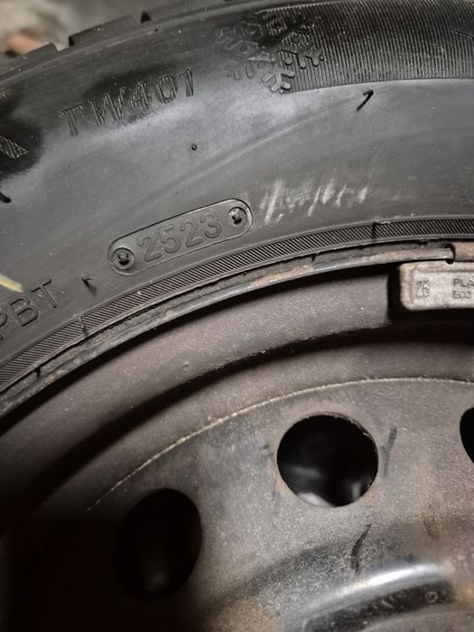 Opony zimowe toyota auris 15" 5x114,3 z felgami i kołpakami jak nowe