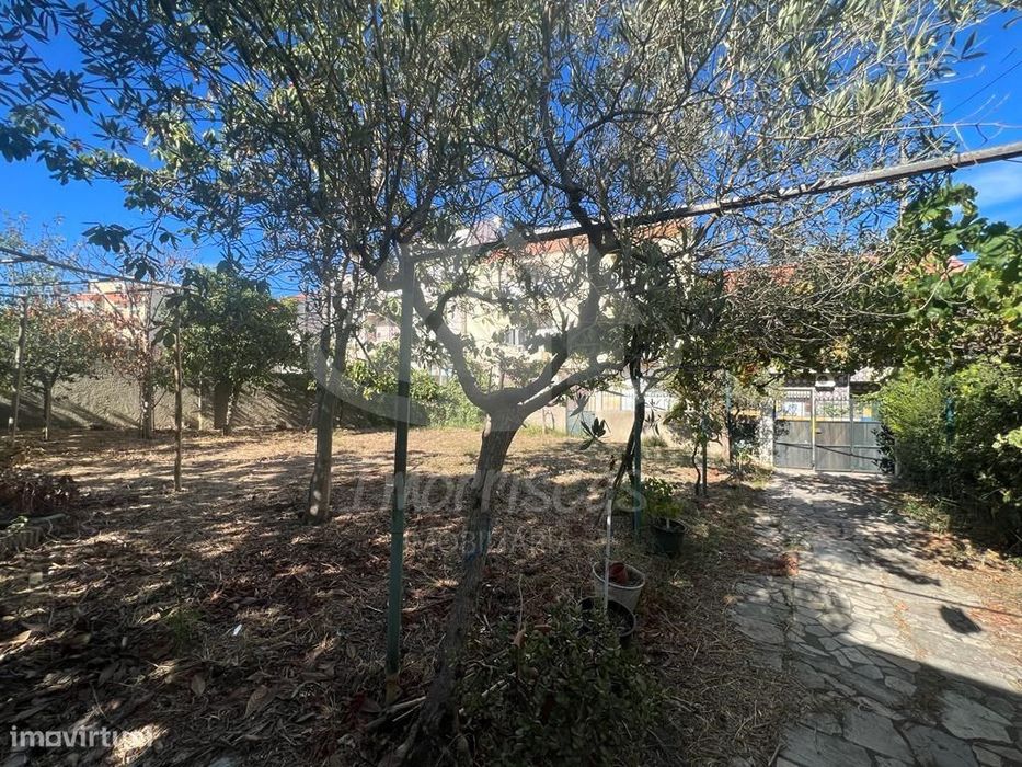Terreno urbano com 300,95 m², no Bairro São José em Camarate.