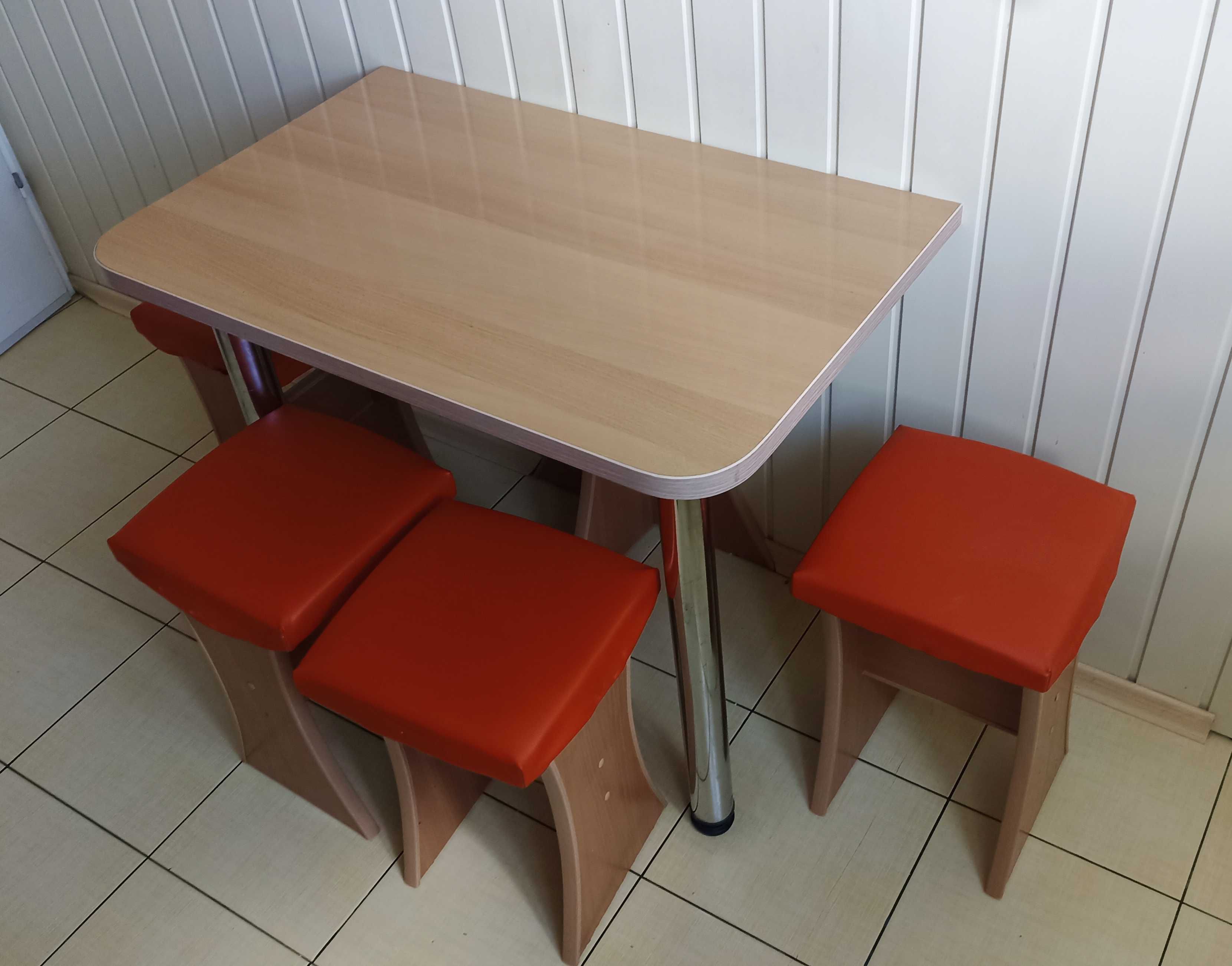 Stolik kuchenny i cztery taborety